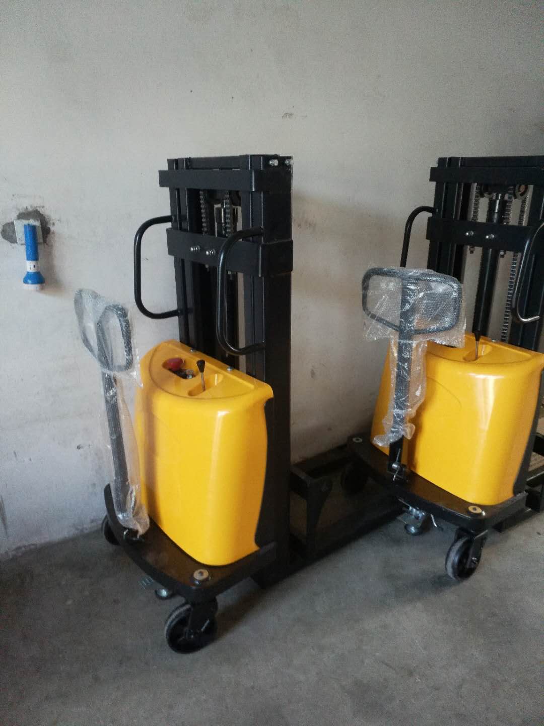 油圧式および電動式スタッカー、半自動フォークリフト、カスタマ - Hydraulic Car Lift のレビューと価格